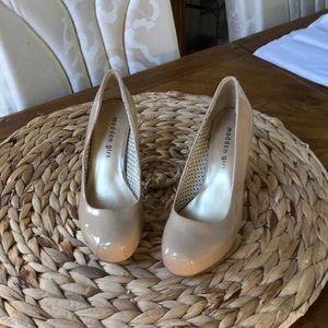 Madden Girl tan faux patent leather pumps
